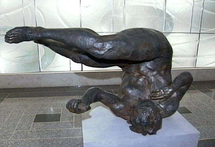 Падающая женщина. Скульптура   Эрик Фишл
